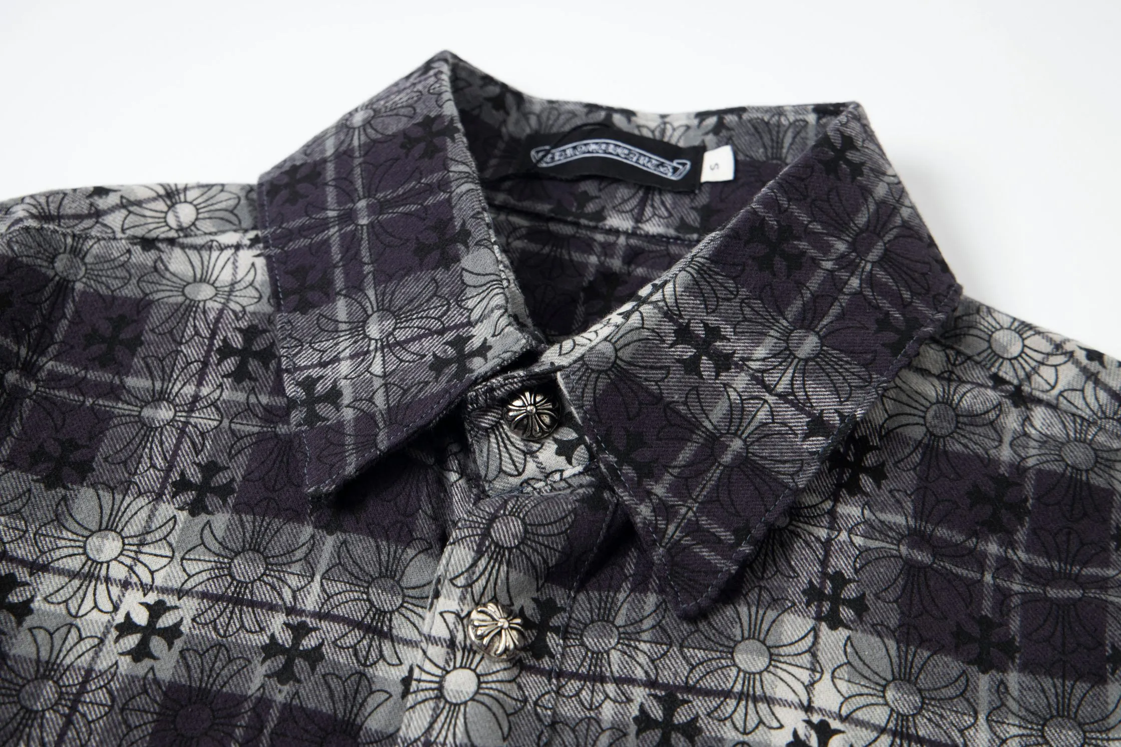 🅿️260 New: Style number: B130 Chrome Hearts classic cashew flower cross all-over printed jacquard long-sleeved casual shirt 1️⃣Customized original jacquard fabric, high-quality pure cotton jacquard plaid fabric, soft and comfortable to the touch, a very high-quality fabric! 2️⃣The details of the workmanship are perfectly controlled. The lining is made of vest hemming, and the cuffs are made of double cross leather labels. It is different from the ordinary version. The collar is also designed with interlining, which shows high-end fashion and personality. The style is fashionable, simple and elegant, and it is a very versatile jacket! 4⃣️Complete accessories, all customized with original versions! Same style for men and women Color: cashew black Size: S, M, L, XL
